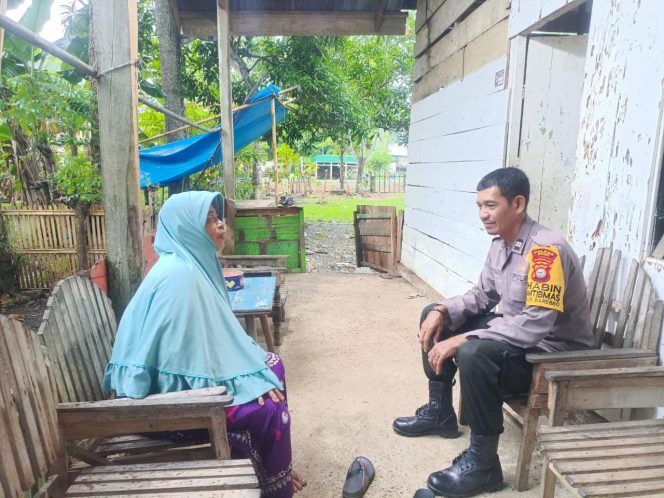 
 Dekatkan Diri, Bhabinkamtibmas Sambangi Warga Desa Binaan Sampaikan Imbauan Kamtibmas