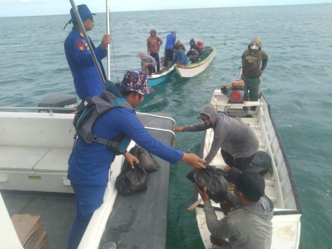 
 Satpolairud Polres Bone Lakukan Patroli Perairan Dan Bagi Sembako Kepada Nelayan Dilaut