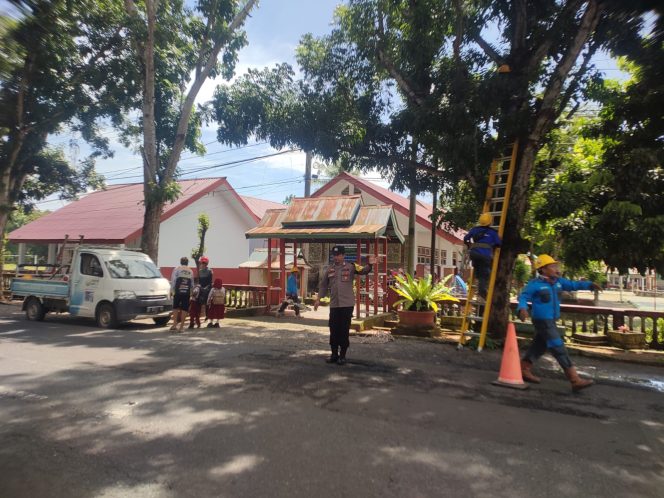 
 Cepat Tanggap, Personel Polsek Barebbo Amankan Lalu Lintas Saat Penebangan Pohon