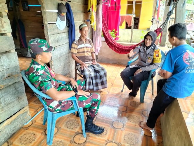 
 Melalui sambang rutin di desa binaan, Ibu Bhabin ini berbaur dan berkomunikasi bersama warga