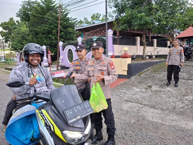 
 Peduli, Personil Polsek Tellu Siattinge Bagi-Bagi Takjil