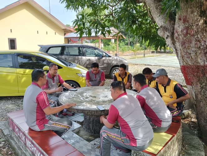 
 Kapolsek Awangpone Berikan Arahan Personil Terkait Pengamanan Tanam Perdana Padi dan Penyerahan Alsintan di Desa Unra