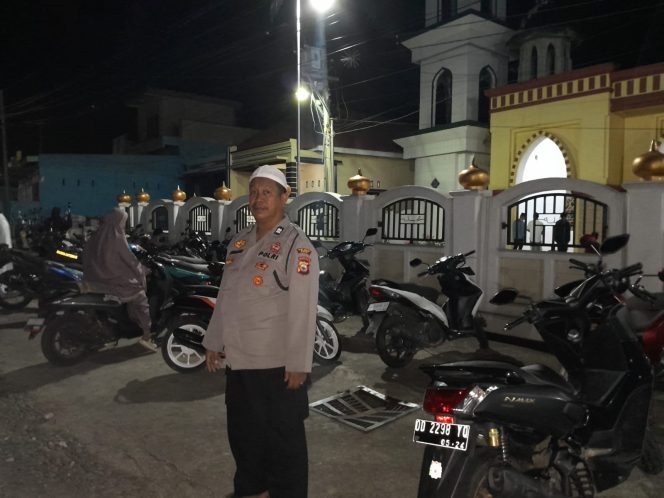 
 Polsek Ulaweng Atur Dan Amankan Jamaah Ibadah Sholat Tarawih di Depan Masjid Nurul Ikhsan