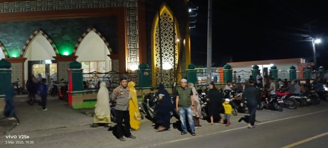 
 Polsek Awangpone Pengamanan Shalat Isya dan Tarawih di Masjid Darul Muttaqin Desa Lappo Ase 