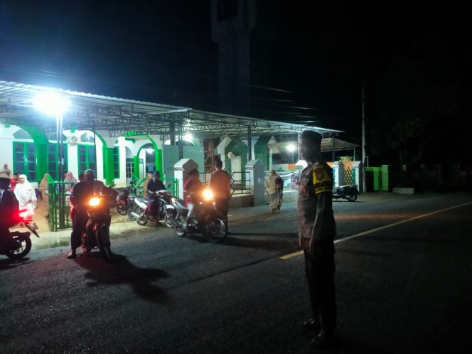
 Personil Polsek Mare Polres Bone Laksanakan Pengamanan Sholat Isya dan Tarawih