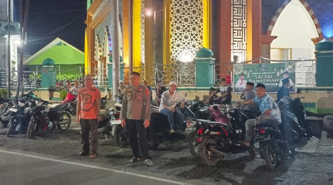 
 Polsek Awangpone Amankan Shalat Isya dan Tarawih di Masjid Darul Muttaqin 