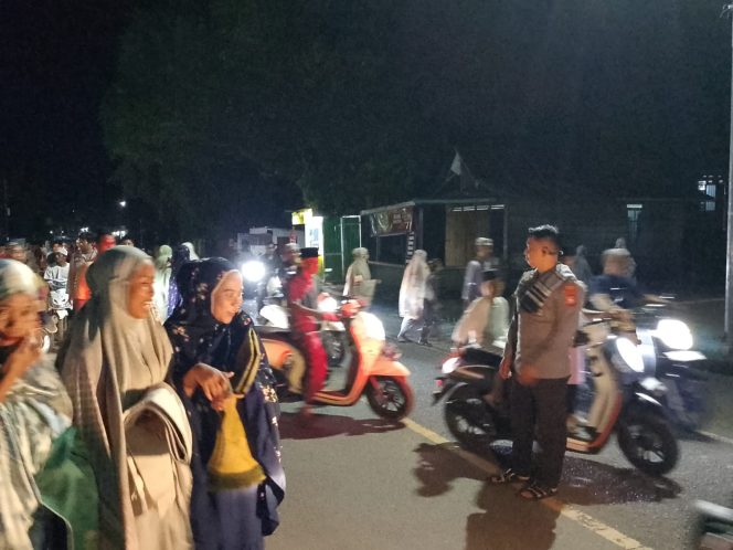 
 Pengamanan Shalat Tarawih, Polsek Awangpone Hadir di Masjid Darul Muttaqin