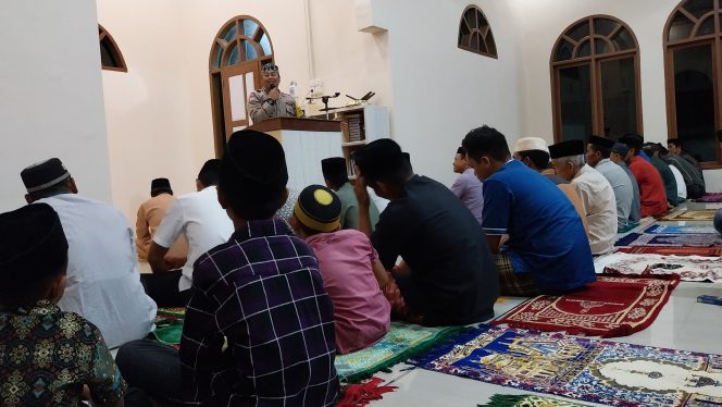 
 Disela pelaksanaan khutbah sholat tarawih,”bhabinkamtibmas Polsek Ponre memberikan pesan Kamtibmas kepada jema’ah masjid