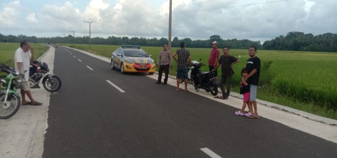 
 Cegah Balap Liar, Aiptu Yassir Bubarkan Aktivitas Anak Muda di Jalan Poros Lapeccanng