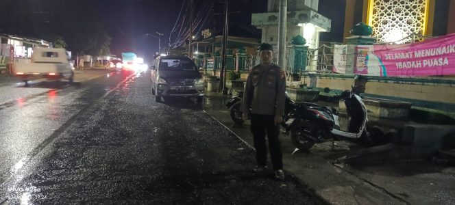 
 Agar Ibadah Nyaman, Polsek Awangpone Amankan Shalat Tarawih di Masjid Darul Muttaqin