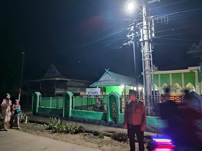 
 Berikan Rasa Aman Dan Nyaman, Personil Polsek Cenrana Laksanakan Pengamanan Shalat Tarawih