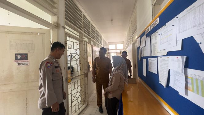 
 Sambangi Kantor Desa, Bhabinkamtibmas Ajak Perangkat Desa Bersinergi Jaga Kamtibmas