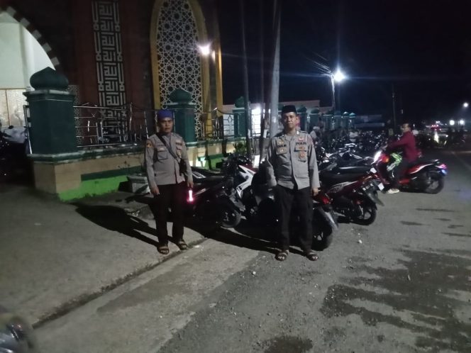
 Tingkatkan Keamanan Ramadan, Polsek Awangpone Jaga Shalat Tarawih di Masjid Darul Muttaqin