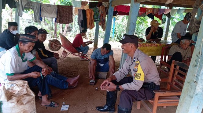 
 Bhabinkamtibmas Polsek Ponre menunjukkan empati kewarga, dengan hadir dirumah warga binaan yang sedang berduka