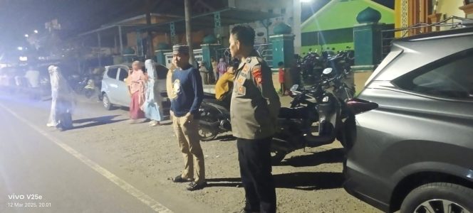 
 Pengamanan Polsek Awangpone di Masjid Darul Muttaqin, Jamaah Tarawih Merasa Aman