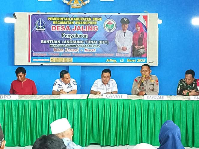 
 Kapolsek Awangpone Menghadiri Penyaluran BLT Dana Desa Jaling sebagai Upaya Pengentasan Kemiskinan