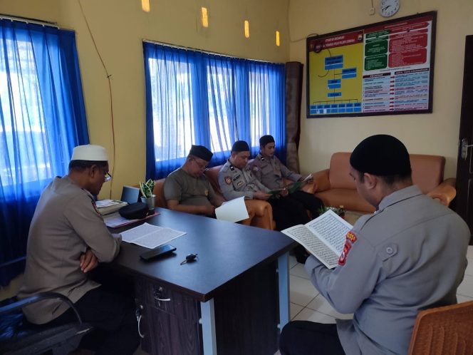 
 Tingkatkan Keimanan Di Bulan Ramadhan, Kapolsek Cenrana Bersama Anggota Laksanakan Tadarus Al-Qur’an.