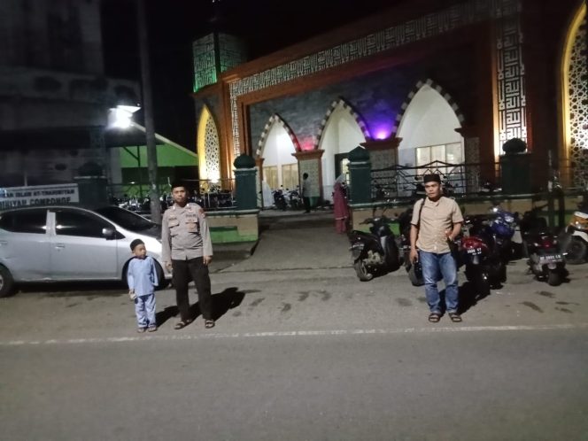 
 Kondusifkan Ibadah Ramadan, Polsek Awangpone Amankan Shalat Isya dan Tarawih