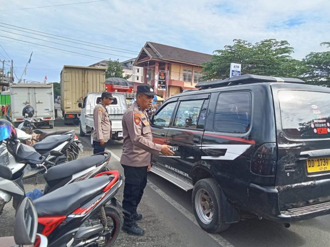 
 Personel Polsek Awangpone Laksanakan Giat Pengamanan dan Commander Wish di Pasar Tradisional Paccing