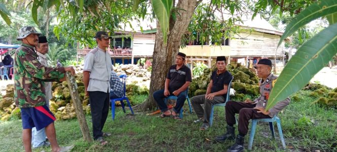 
 Peduli dan Belasungkawa, Bhabinkamtibmas Aiptu Arifuddin Melayat ke Rumah Duka