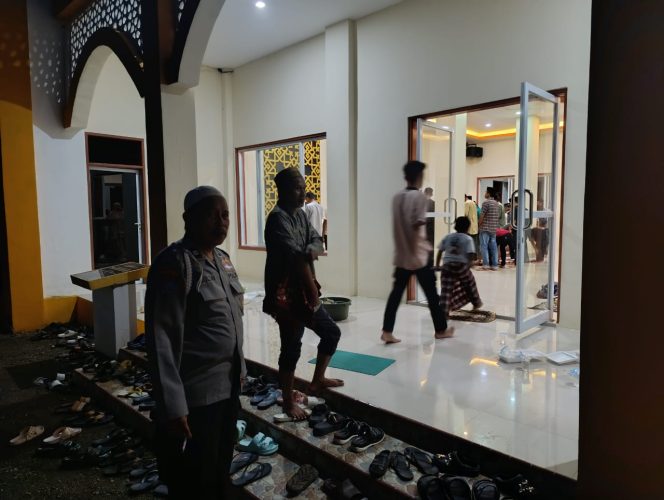 
 Polsek Ponre gelar pengamanan sholat tarawih, jamin keamanan jamaah