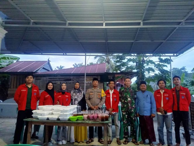 
 Bhabinkamtibmas Bripka Arman hadiri acara buka puasa bersama mahasiswa KKN angkatan III universitas Andi Sudirman di desa Mico