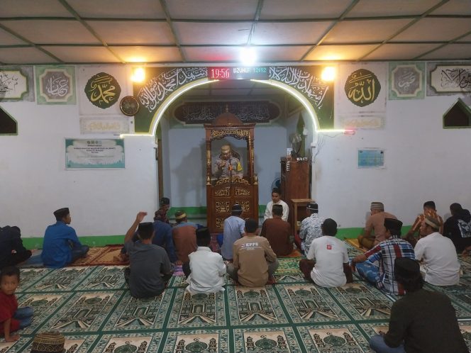 
 Bhabinkamtibmas Polsek Ponre ajak warga jaga Kamtibmas ditengah sholat tarawih