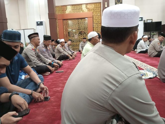 
 Kapolsek Awangpone Mengikuti Peringatan Malam Nuzulul Qur’an 1446 H di Masjid Qadrul Islam Mapolres Bone