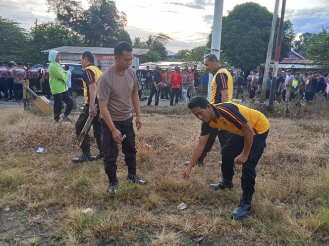 
 Personil Polsek Awangpone Turut Serta Kerja Bakti di Pasar Lacokkong dan Sungai Jalan Bhayangkara