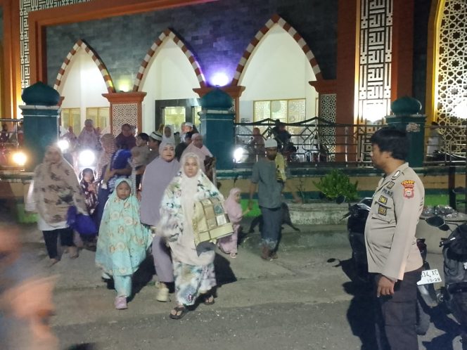 
 Polsek Awangpone Aktif Jaga Ketertiban Shalat Tarawih di Desa Lappo Ase