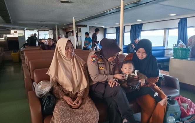 
 Diatas KMP.MASAGENA, Temui Penumpang Berikan Pesan Kamtibmas