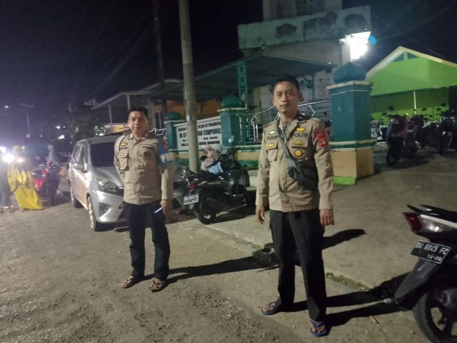 
 Aparat Kepolisian Awangpone Siaga Amankan Ibadah Tarawih di Desa Lappo Ase ‎