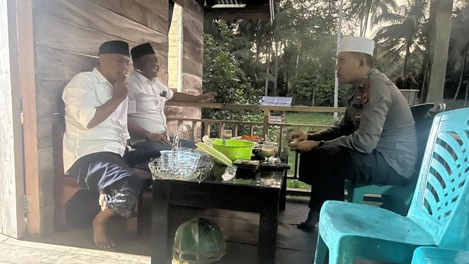 
 ‎Suasana Penuh Kebersamaan dalam Acara Buka Puasa Bersama Kapolsek dan Forkopimcam di Rumah Kepala Desa Siame