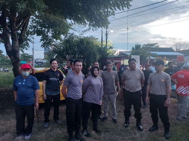 
 Personil Polsek Palakka Ikut Serta dalam Kegiatan Kerja Bakti Bersama Instansi Terkait yang Dipimpin Langsung oleh Bupati Bone