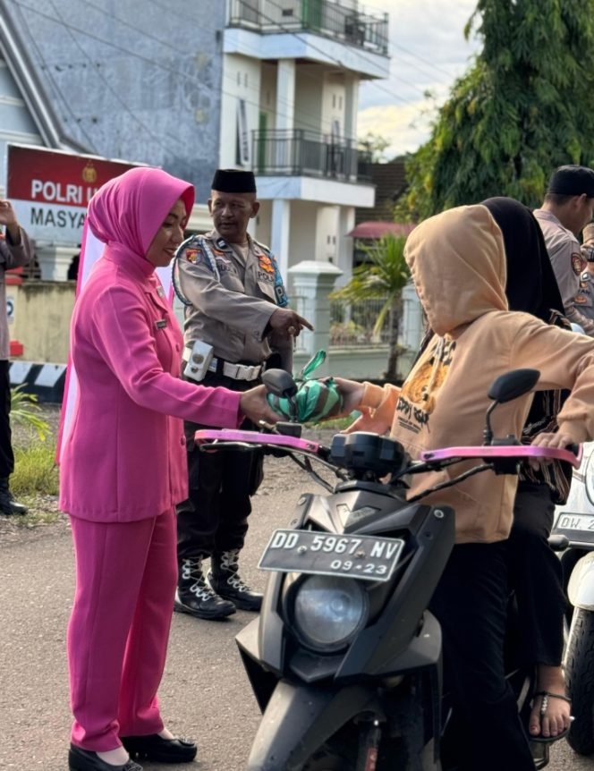 
 Anggota Polsek Sibulue Bersama Bhayangkari Berbagi Takjil kepada Pengendara