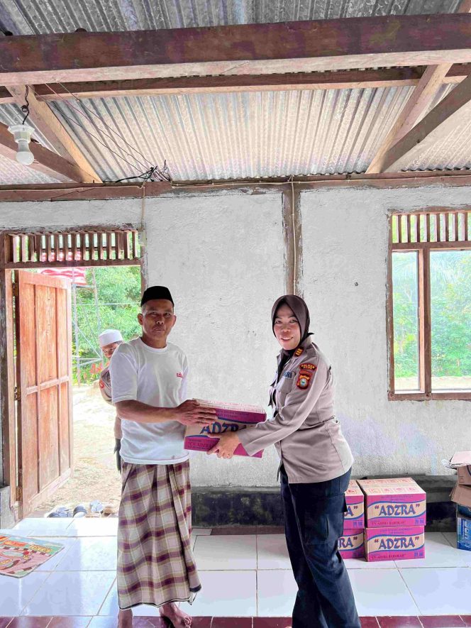 
 Kapolsek Lamuru Berbagi Kebahagiaan di Bulan Ramadan