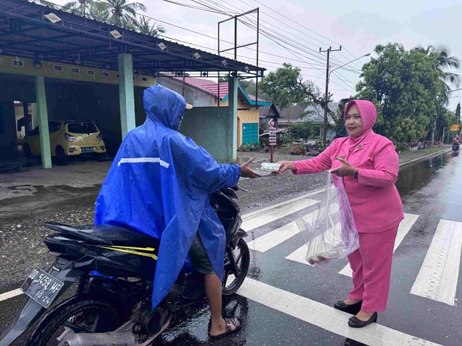 
 Gelar kegiatan sosial, Bhayangkari Ranting Libureng Bagikan Takjil kepada Pengendara