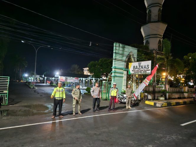 
 Wakapolres Bone Pantau Pengamanan Ibadah Tarawih di Masjid Al Markas Al Ma’rif Watampone