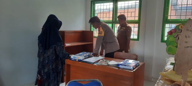 
 Respon Cepat Bhabinkamtibmas Desa Lampoko Polsek Barebbo, Bripka Samsu Alam, Tiba di TK Pencurian Celengan