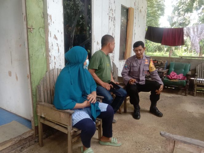 
 Bhabinkamtibmas Polsek Barebbo Aiptu Andi Patonangi Himbau Warga Desa Cinnong Waspada Penipuan Berkedok Bantuan