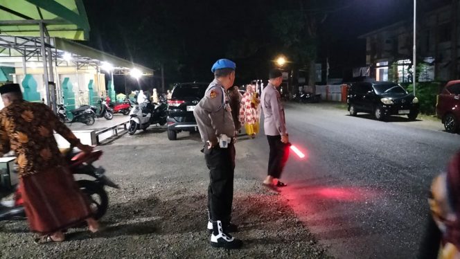 
 Agar Terjaga Aman Lancar Polsek Barebbo laksanakan pengamanan sholat tarawih,