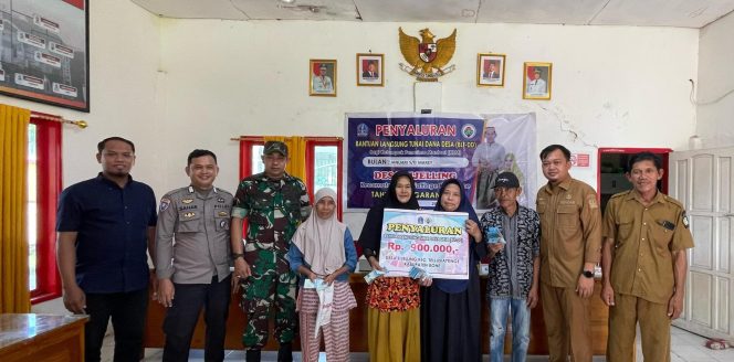 
 Bripka Saharuddin Dampingi Penyaluran BLT Desa Sijelling