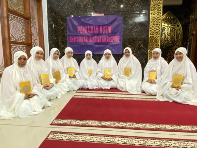 
 ‎Ketua Bhayangkari Ranting Awangpone Gelar Pengajian Rutin Bersama Anggota di Masjid Polsek Awangpone