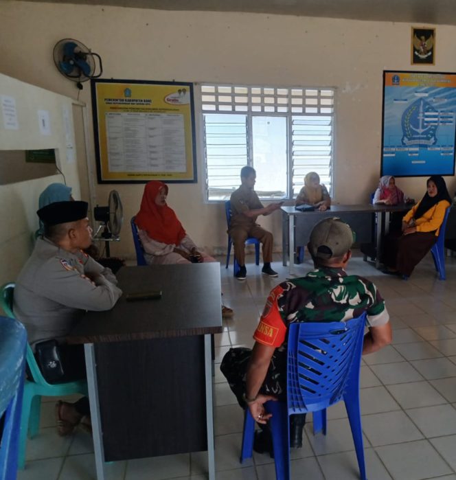 
 Hindari Perselisihan Personil Polsek Patimpeng Dampingi Warga
