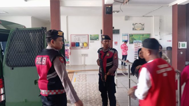 
 Pengawalan Tahanan, Personil Sat Samapta Polres Bone Perketat Pengamanan di Pengadilan Negeri Watampone
