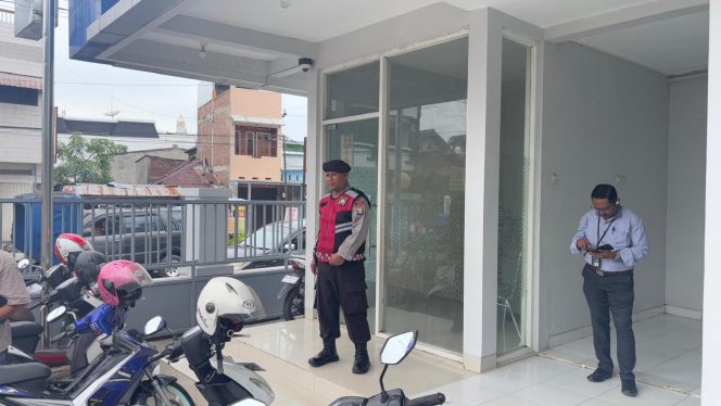 
 Jaga Keamanan Kantor Bank BRI, Personil Sat Samapta Polres Bone Tingkatkan Pengamanan dan Penjagaan