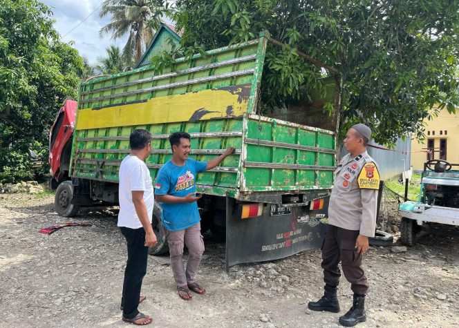 
 POLSEK DUA BOCCOE DAN KORAMIL DUA BOCCOE BANTU UNIT MOBIL TRUCK PENGANGKUT JAGUNG YANG TERBALIK DI DESA LACCORI 