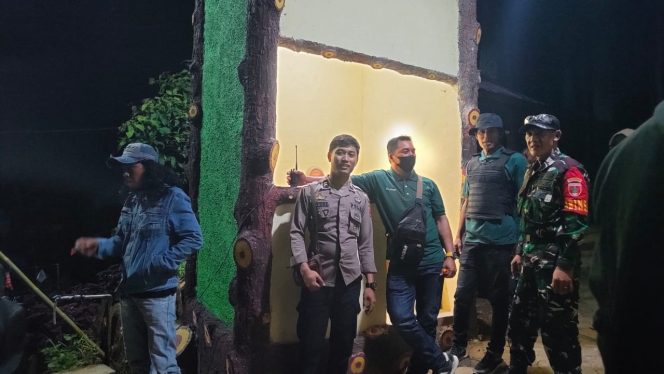 
 Bhabinkamtibmas dan Babinsa Awasi Tempat Wisata Hutan Pinus di Desa Binaan