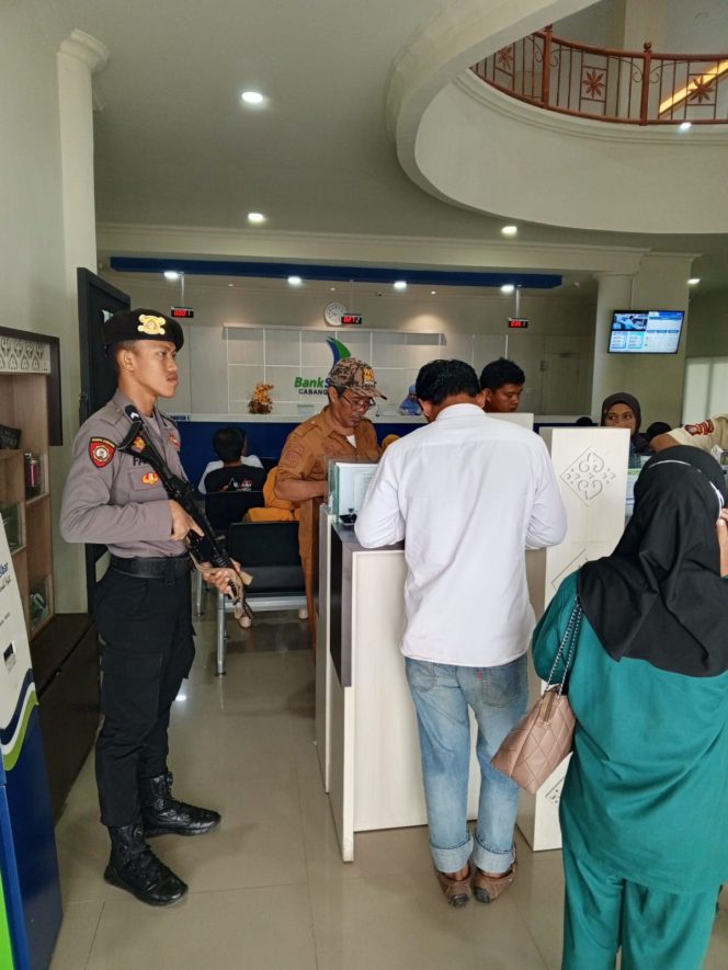 
 Wujudkan Keamanan, Bripda Muh. Fajar Tingkatkan Pengamanan di Bank SULSELBAR Watampone