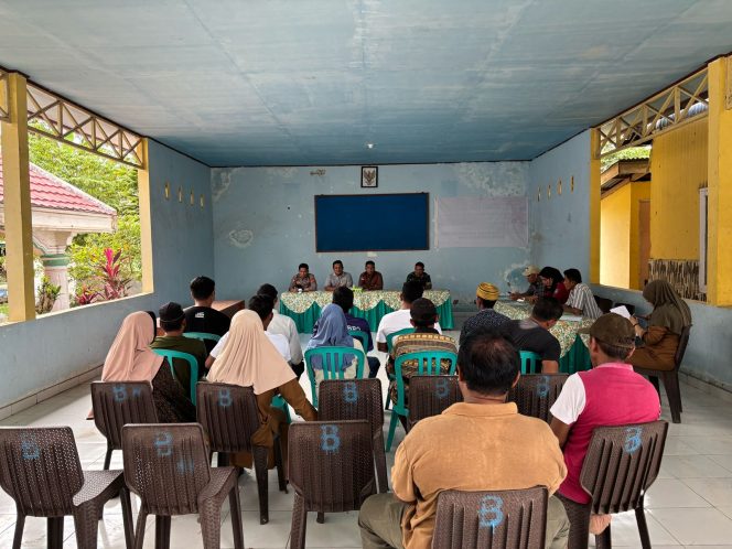 
 Bhabinkamtibmas Aipda H.Karman Hadiri Penyaluran Bantuan Pupuk Biourine Tahun 2025 di Desa Barebbo